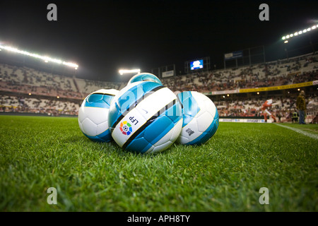 Mazzetto di gazzetta LFP sfere sull'erba. Foto Stock