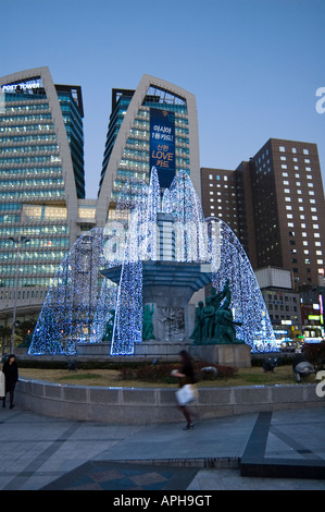 Illuminazione notturna in Myungdong Seoul COREA Foto Stock