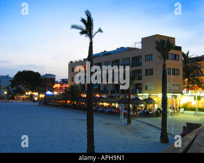 Quando viene sera a Alcudia maiorca turisti si riuniscono presso i ristoranti sulla spiaggia Foto Stock