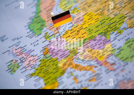 Bandiera perno posto sulla mappa del mondo nella capitale della Germania Berlino Foto Stock