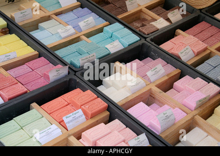 Il SAVON de Marseille in un mercato provenzale Foto Stock