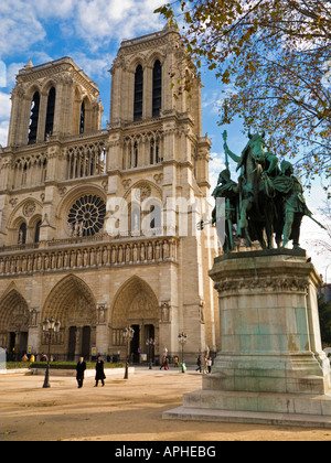 Parigi, autunno - statua di Carlo Magno e cattedrale di Notre Dame, Ile de la Cité, Parigi, Francia Foto Stock