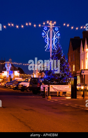 Natale luci di strada in Malrborough High Street, Wiltshire, Inghilterra, Regno Unito Foto Stock