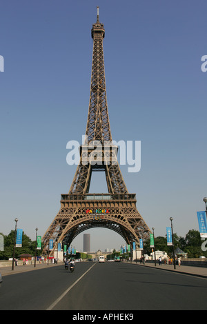 Una foto panoramica della Torre Eiffel a Parigi la capitale della Francia. Si vede qui sorgeva su Champ de Mars Foto Stock