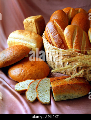Un close up ritratto di alcune focacce di pane appena sfornato visualizzato in un piccolo cesto in vimini Foto Stock