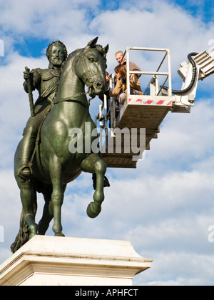 Team di restauratori lavoro sul "Henri IV statua" "Place du Pont Neuf" "Ile de la Cite' Parigi Francia Foto Stock