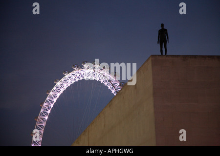 Anthony Gormley Scultura e London Eye di notte sul tetto del Southbank Centre di Londra, Regno Unito Foto Stock