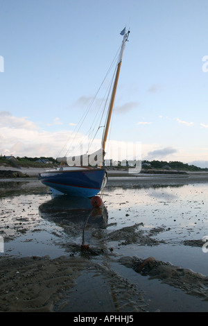 Barca a vela con la bassa marea sulla Brewster appartamenti, Brewster, Massachusetts. Foto Stock