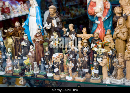 Souvenir religiosi in vetrina a Assisi Italia Foto Stock