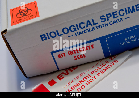 Scatola di cartone per campioni biologici etichettata per rischio biologico per prelievo e prelievo di sangue per test di campioni medici e contenente un sigillo di integrità del kit Foto Stock