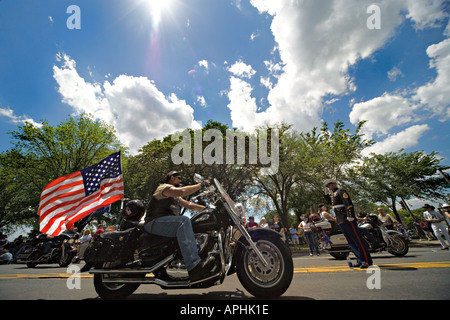 Diciottesima Edizione Rolling Thunder Ride per la libertà XVIII 2005 Giorno Memoriale di Washington DC. Back lit noi bandiera starched. Salutando Marine. Foto Stock