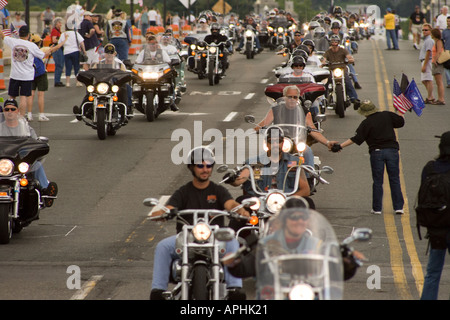 Diciottesima Edizione Rolling Thunder Ride per la libertà XVIII 2005 Memorial Day su Arlington Memorial Bridge da Virginia a Washington DC Foto Stock