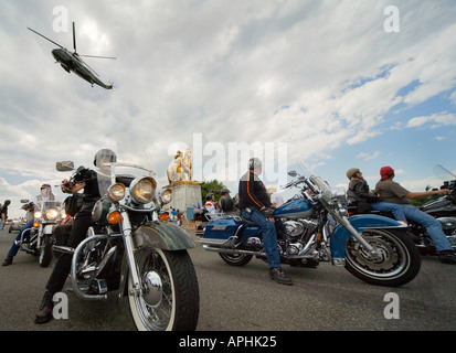 Arlington Memorial Bridge: Marine un elicottero sorvola l annuale Rolling Thunder Rally del Memorial Day a Washington DC. Foto Stock
