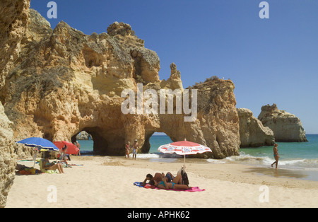 Il Portogallo Algarve, Alvor Praia dos Tres Irmaos beach e archi di roccia in scogliere in estate Foto Stock