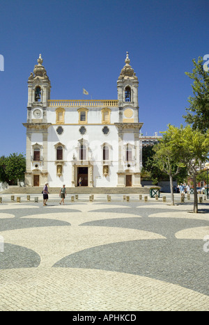 Il Portogallo Algarve Faro, Do Carmo chiesa sul Largo do Carmo square mostra calcada portoghese design in acciottolato Foto Stock