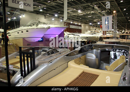 vista attraverso la sala principale delle barche in vendita a. Il Collins Stewart London Boat Show Excel London Foto Stock