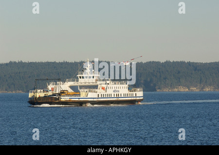 BC Ferries MV Quinsam traghetto per auto con piano flottante prendendo il largo tra Gabriola Island e Nanimo della Columbia britannica in Canada Foto Stock