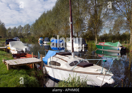 Cartiera bloccare sul fiume Chelmer a little Baddow, vicino a Chelmsford Essex. Foto Stock