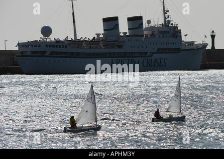 Spagna Isole Canarie La Gomera, due barche a vela nel retro di un traghetto Foto Stock