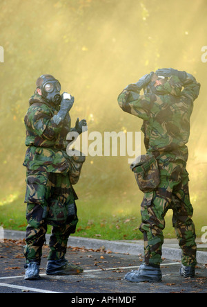 Soldati britannici durante l attacco di gas di esercizio Foto Stock