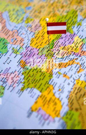 Bandiera perno posto sulla mappa del mondo nel capitale di Austria Vienna Foto Stock
