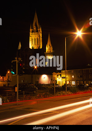 Immagini di Truro Cathedral di notte con sentieri di luce in primo piano Foto Stock