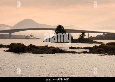 La Principessa delle Ebridi vele sotto la Skye Bridge a Kyle of Lochalsh sulla costa ovest della Scozia Foto Stock