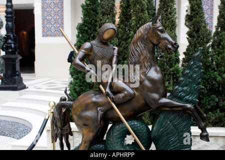 San Giorgio e il drago, scultura di Salvador Dali sul display al MGM Grand Casinò di Macau Foto Stock