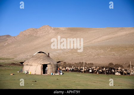 Via della seta del Kirghizistan di Tien Shan Montagne Turugart Pass campo nomadi Yurt Foto Stock