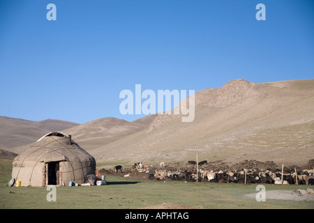 Via della seta del Kirghizistan di Tien Shan Montagne Turugart Pass campo nomadi Foto Stock