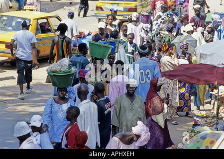 Una scena di occupato in una strada dello shopping in Serrekunda la città più grande del Gambia Foto Stock