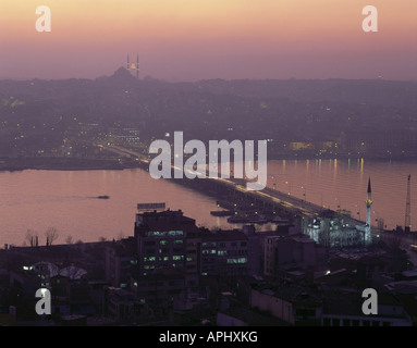 Geografia / viaggi, Turchia, Istanbul, ponti, Ataturk bridge al Golden Horn, crepuscolo, Europa, Asia, notte night shot, sistema luminoso Foto Stock