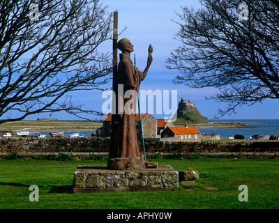 St Aidan della statua e Lindisfarne Castle, Lindisfarne, Northumberland Foto Stock