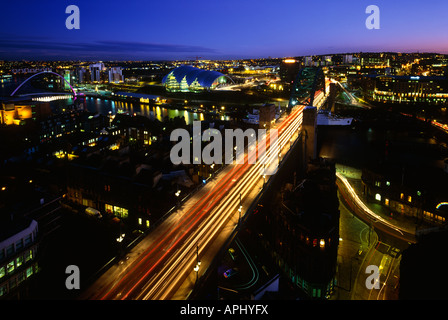 Newcastle Gateshead Panorama che mostra il livello alto ponte, Gateshead Millennium Bridge, Tyne Bridge, ponte girevole e salvia Foto Stock