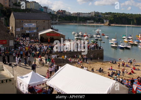 Affollata spiaggia e porto quay in Tenby Pembrokeshire Foto Stock