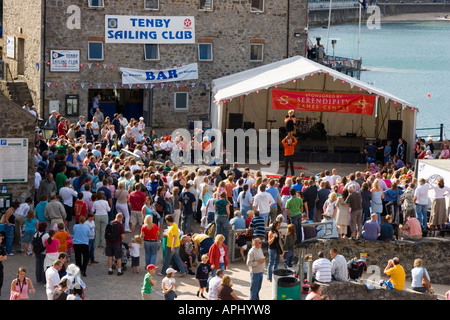 Affollata spiaggia e porto quay in Tenby Pembrokeshire Foto Stock