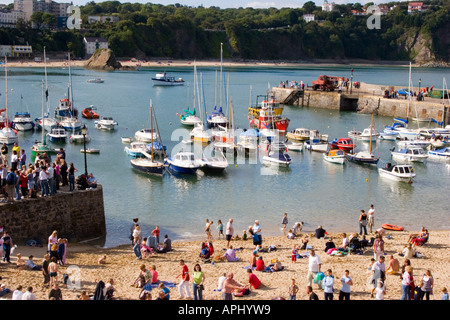 Affollata spiaggia e porto quay in Tenby Pembrokeshire Foto Stock