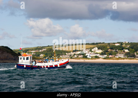 Barca il trasporto di turisti tra la terraferma e l'isola di Caldey in Pembrokeshire Foto Stock