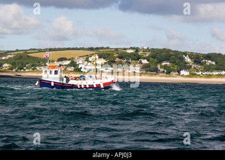 Barca il trasporto di turisti tra la terraferma e l'isola di Caldey in Pembrokeshire Foto Stock