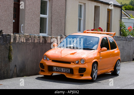 Boy racer parcheggiata fuori la nonna bungalow Foto Stock