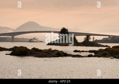 La Principessa delle Ebridi vele sotto la Skye Bridge a Kyle of Lochalsh sulla costa ovest della Scozia Foto Stock