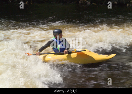 White water kayak fiume Treweryn Bala Gwynedd Galles del Nord Foto Stock