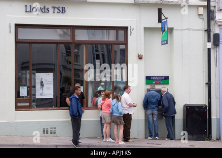 Coda per bancomat a macchina in Tenby Galles Foto Stock