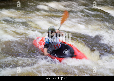 White water kayak fiume Treweryn Bala Gwynedd Galles del Nord Foto Stock