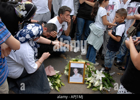 Memoriale di strada per Evren una gioventù pugnalato a morte da Crystal Palace a Londra Sud Dicembre 2007 Foto Stock