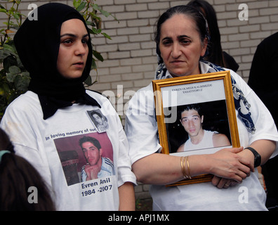 Memoriale di strada per Evren una gioventù pugnalato a morte da Crystal Palace a Londra Sud Dicembre 2007 Foto Stock