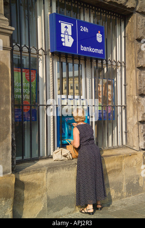 Donna prelevare denaro da un 24 ora banca bancomat Cracovia Polonia Foto Stock