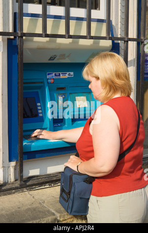 Donna prelevare denaro da un 24 ora banca bancomat Cracovia Polonia Foto Stock