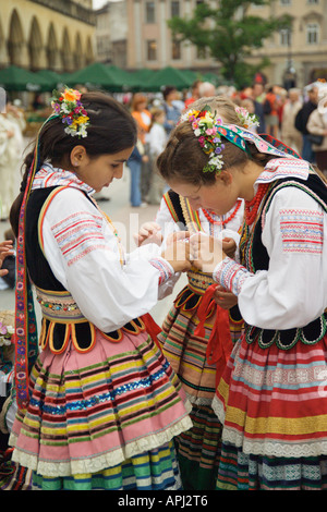 Ragazze in polacco costume nazionale Cracovia Polonia Foto Stock