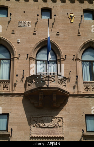 Geografia / viaggi , San Marino, edifici, Palazzo Pubblico, costruito: 1884 - 1894 da Frencesco Azzurri, vista esterna, dettaglio: facciata con stemma e bandiera, Additional-Rights-Clearance-Info-Not-Available Foto Stock